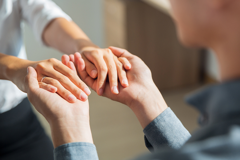 Homme soutenant les mains d'une femme Vignette