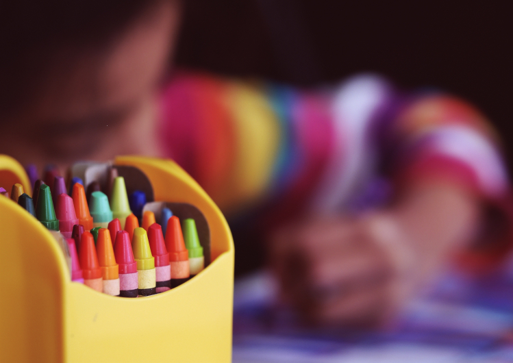 Crayons gras et enfant dessinant Vignette