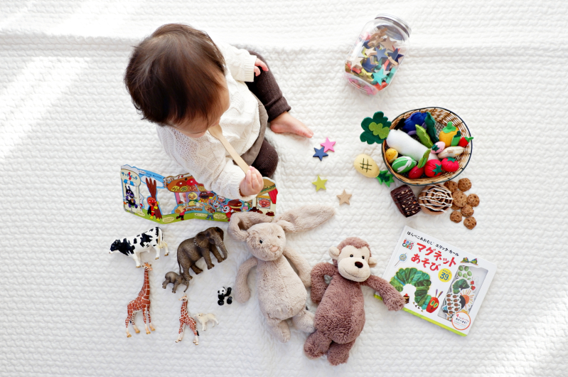 Bambin entouré de jouets Vignette