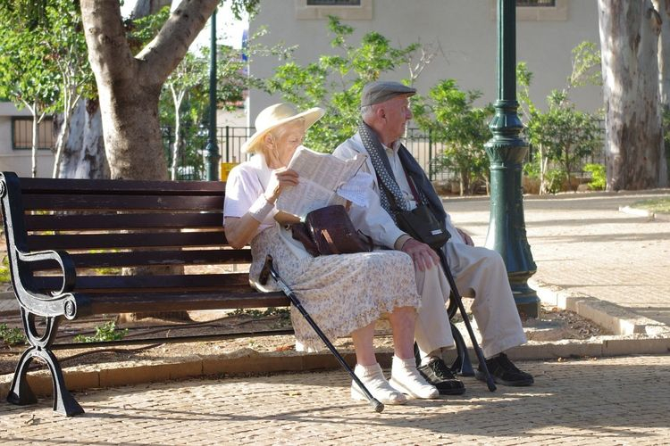 Séniors assis sur un banc Vignette