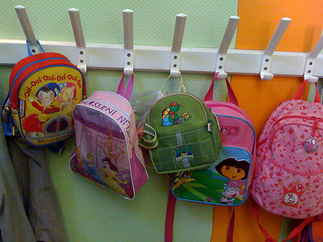 Cartables d'enfants sur porte manteaux Vignette