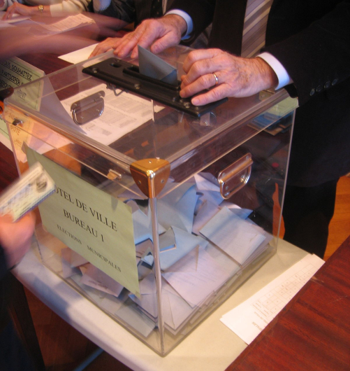 urne transparente et opération de vote Vignette