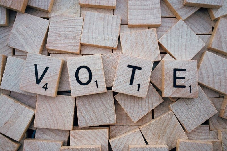 pièces du jeu de société scrabble formant le mot vote Vignette