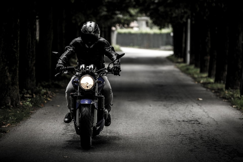 Homme sur moto Vignette