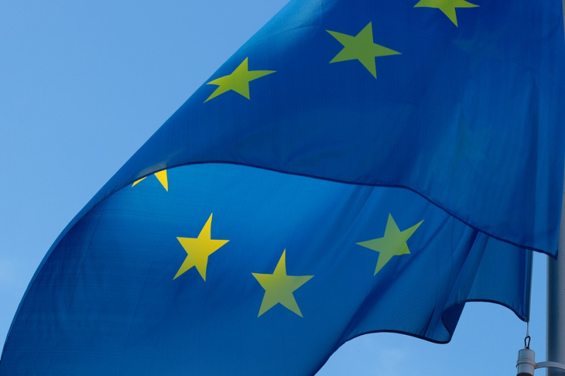 Drapeau européen flottant dans l'air Vignette