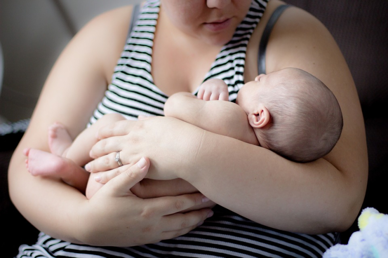 mère tenant son enfant dans ses bras Vignette