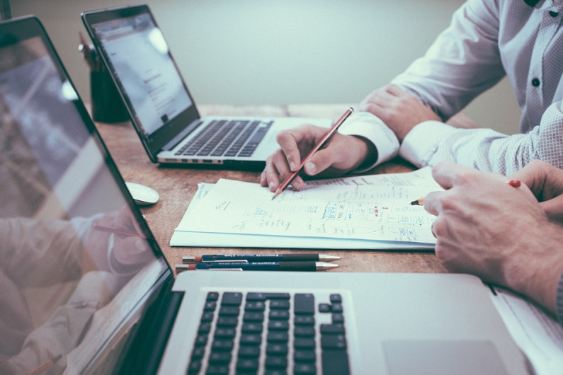 personnes travaillant devant leurs ordinateurs Vignette