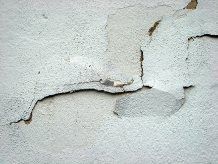Fissure sur un mur d'habitation