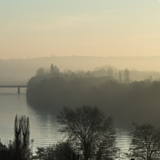 La seine dans une brume matinale