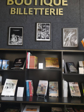 À l'Office du Tourisme du Pays de Fontainebleau, les  deux ouvrages de la Présidente, Monique RICCARDI-CUBITT  sur la région: LA VIE DE BOHÈME À BOIS-LE-ROI et LE CHEVAL BLANC RELAIS DE POSTE À CHAILLY-EN-BIÈRE & PREMIÈRE AUBERGE DE L'ÉCOLE DE BARBIZON. Merci à Jean GUILLARD, notre Vice-Président à Bois-le-Roi,  pour la photo