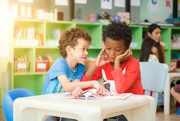 Enfants dans une salle de classe