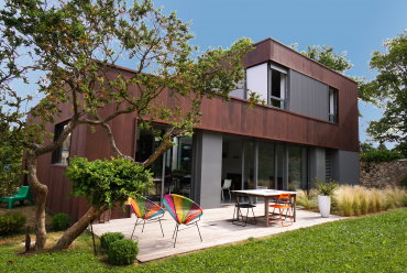 Maison neuve avec bardage en acier décogalva